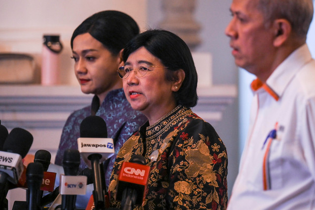 Pj Gubernur BI Destry Damayanti (tengah), Ketua DK OJK Friderica Widyasari Dewi (kiri), dan Ketua DK LPS Anggito Abimanyu memberi keterangan usai rapat KSSK bersama Presiden Prabowo Subianto di Istana Kepresidenan, Jakarta, Senin (27/7/2026). Foto: Hafidz Mubarak A/ANTARA FOTO