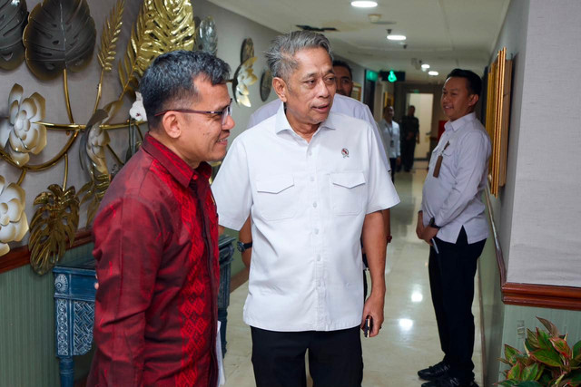 Wamensos Agus Jabo saat menerima audiensi Komisioner Pemantauan dan Penyelidikan Komnas HAM Saurlin P. Siagian di Kantor Kemensos, Jakarta, Senin (10/8/2026). Foto: Dok. Kemensos
