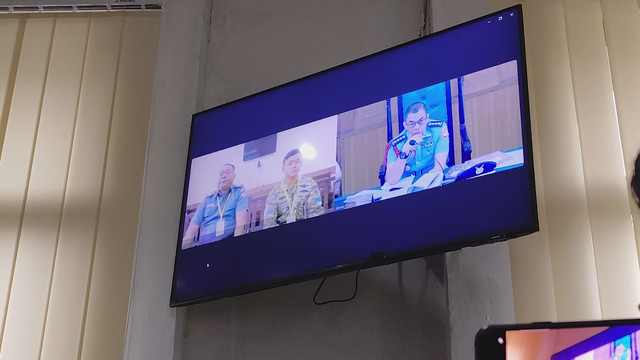 Saksi ke-6 Kapten Laut (S) Made Surya (kiri) dan prajurit TNI AL Anas (saksi ke-7) ikuti sidang dakwaan terdakwa Faisal Mulia terkait kasus narkoba jenis sabu via Pesawat Militer CN secara daring di Pengdilmil Tinggi I Medan, Senin (10/8/2026). Foto: Amar Marpaung/kumparan