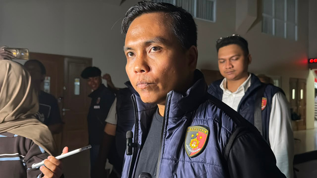 Plt Kepala Unit Kriminal Umum Polres Metro Jakarta Selatan, Ipda Alpino De Tech, melakukan olah tempat kejadian perkara (TKP) lanjutan di sebuah sekolah kawasan Pondok Pinang, Jakarta Selatan, Senin (10/8/2026). Foto: Zahira Hilman/kumparan