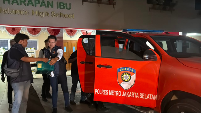 Petugas kepolisian mengamankan barang bukti usai melakukan olah tempat kejadian perkara (TKP) lanjutan di sebuah yayasan sekolah di kawasan Jakarta Selatan, Senin (10/8/2026). Foto: Zahira Hilman/kumparan