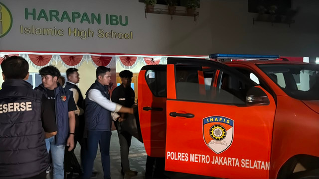 Petugas kepolisian mengamankan barang bukti usai melakukan olah tempat kejadian perkara (TKP) lanjutan di sebuah yayasan sekolah di kawasan Jakarta Selatan, Senin (10/8/2026). Foto: Zahira Hilman/kumparan