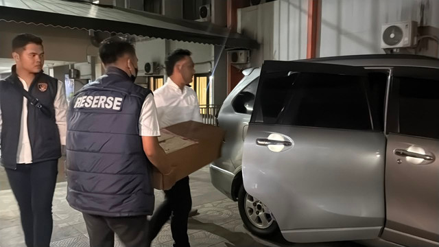 Petugas kepolisian mengamankan barang bukti usai melakukan olah tempat kejadian perkara (TKP) lanjutan di sebuah yayasan sekolah di kawasan Jakarta Selatan, Senin (10/8/2026). Foto: Zahira Hilman/kumparan