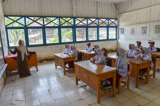 Guru mengajar di kelas IV dan V SDN 226/III Renah Kasah, Kerinci, Jambi, Senin (10/8/2026). Foto: Wahdi Septiawan/ANTARA FOTO