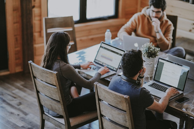Ilustrasi pembelajaran luring dan daring sebagai modus pembelajaran. Foto: Unsplash.com/Annie Spratt