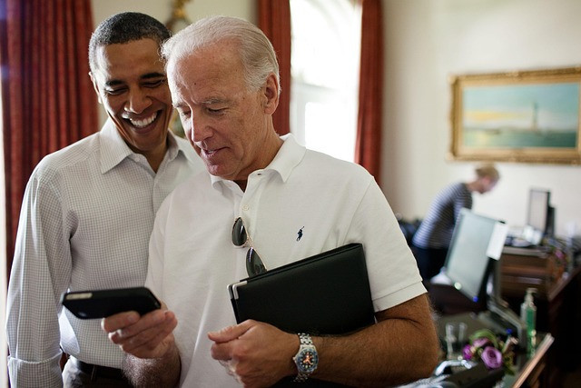 Ilustrasi barack obama, iphone, smile. Foto: Pixabay