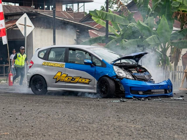 Ilustrasi kecelakaan drag race di Kota Kotamobagu, Sulawesi Utara. Foto: Olah Digital Gemini AI