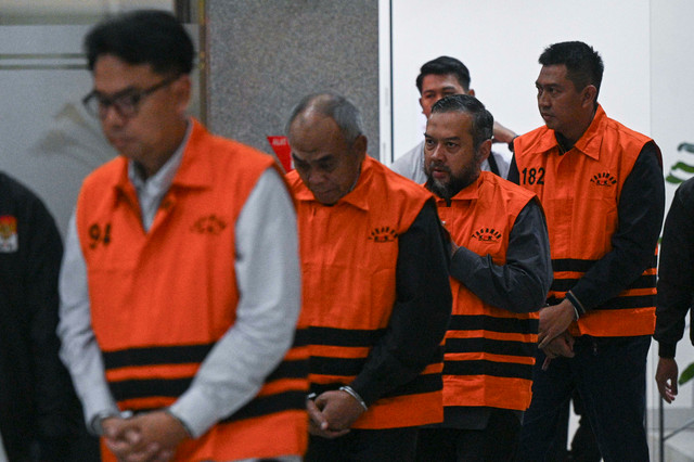 Pemimpin Divisi CMO Bank BJB Widi Hartoto (kanan), Komisaris PT CKSB Elang Sophan (kedua kanan), Direktur PT CKM Ikin Asikin (kedua kiri), dan Direktur PT WSBE Suhendrik (kiri) menuju mobil tahanan di Gedung KPK, Jakarta, Senin (10/8/2026). Foto: Fauzan/ANTARA FOTO