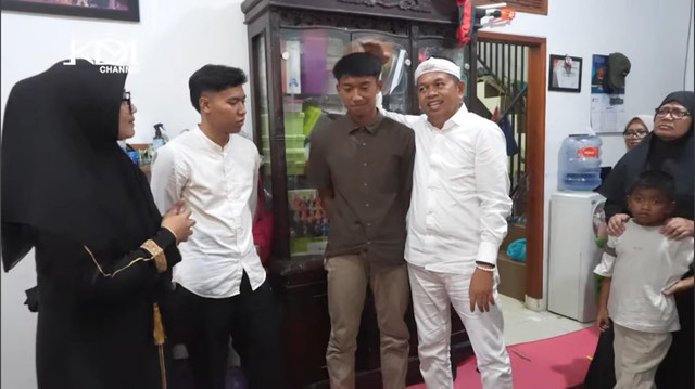Gubernur Jawa Barat, Dedi Mulyadi, saat mengunjungi rumah duka Aiptu Asep. Foto: YouTube/ @KANGDEDIMULYADICHANNEL