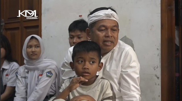 Gubernur Jawa Barat, Dedi Mulyadi, saat mengunjungi rumah duka Aiptu Asep. Foto: YouTube/ @KANGDEDIMULYADICHANNEL