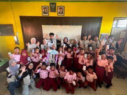 KKN UIN Walisongo adakan foto bersama setelah praktik pembuatan celengan. Dok: Medinfo KKN UIN Walisongo Semarang