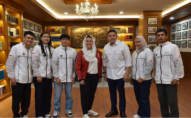 Seskab Teddy Indra Wijaya menerima atlet panjat tebing Veddriq Leonardo, Desak Made Rita, dan Putra Tri Ramadani, didampingi Ketua Umum FPTI Yenny Wahid, pelatih Amri, serta manajer tim Aries Susanti di Jakarta, Senin (10/8/2026). Foto: Instagram/ @sekretariat.kabinet