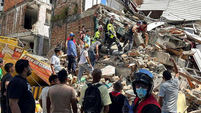 Warga dan petugas darurat menggali di antara puing-puing bangunan yang runtuh sebagian pascagempa bumi di Pereira, Kolombia, Senin (10/8/2026). Foto: Stringer/REUTERS