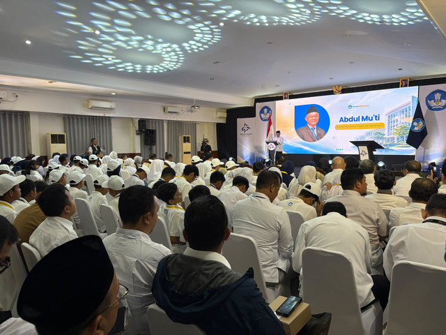 Mendikdasmen Abdul Mu'ti meninjau Masa Pengenalan Lingkungan Sekolah (MPLS) di Sekolah Nasional Terintegrasi (SNT) 7 Parung, Senin (10/8/2026). Foto: kumparan