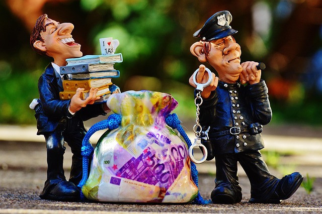 Ilustrasi taxes, tax evasion, police. Foto: Pixabay