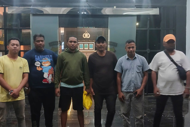 Debt collector pelaku pembacokan petugas valet Laurens Lekatompessy alias Pace (ketiga kiri) menyerahkan diri di Polrestabes Surabaya, Sabtu (9/8/2026). Foto: Dok. Istimewa