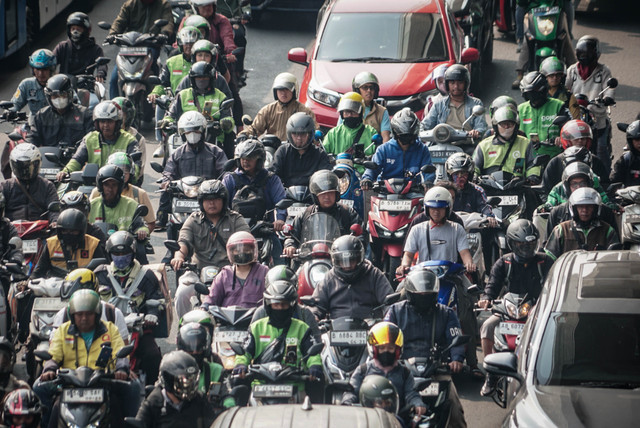 Sejumlah pengendara ojek online (ojol) melintas di Jalan Gatot Subroto, Jakarta, Selasa (11/8/2026). Foto: Iqbal Firdaus/kumparan