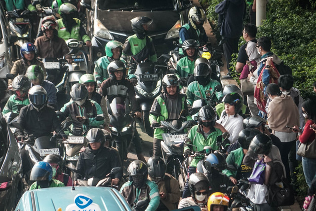 Sejumlah pengendara ojek online (ojol) melintas di Jalan Gatot Subroto, Jakarta, Selasa (11/8/2026). Foto: Iqbal Firdaus/kumparan