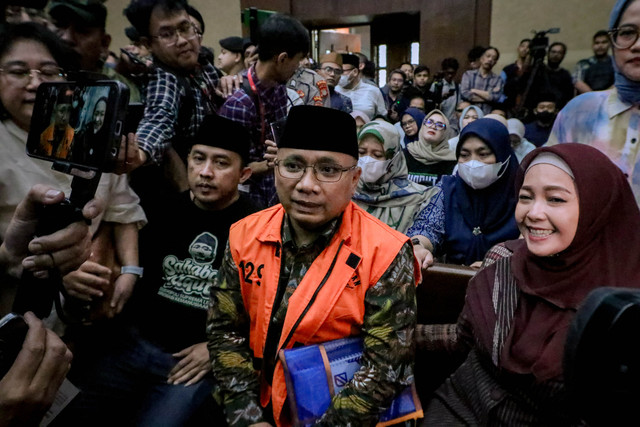 Terdakwa kasus dugaan korupsi kuota haji periode 2023-2024 Yaqut Cholil Qoumas (tengah) didampingi istri Eny Retno bersiap menjalani sidang di Pengadilan Tipikor, Jakarta, Selasa (11/8/2026). Foto: Jamal Ramadhan/kumparan