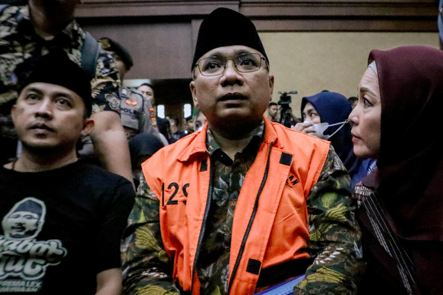 Terdakwa kasus dugaan korupsi kuota haji periode 2023-2024 Yaqut Cholil Qoumas (tengah) bersiap menjalani sidang di Pengadilan Tipikor, Jakarta, Selasa (11/8/2026). Foto: Jamal Ramadhan/kumparan