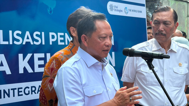 Menteri Dalam Negeri Tito Karnavian saat menghadiri peluncuran digitalisasi akta kelahiran bayi baru lahir melalui integrasi SATUSEHAT dan SIAK di Puskesmas Pasar Minggu, Jakarta Selatan, Selasa (11/8/2026) Foto: Zahira Hilman/kumparan