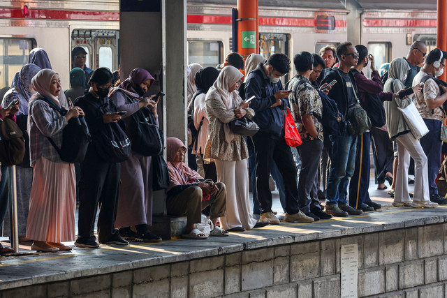 Penumpang berada di dalam gerbong kereta rel listrik (KRL) Commuter Line Jabodetabek saat tiba di Stasiun Kranji, Kota Bekasi, Jawa Barat, Selasa (11/8/2026). Foto: Darryl Ramadhan/ANTARA FOTO