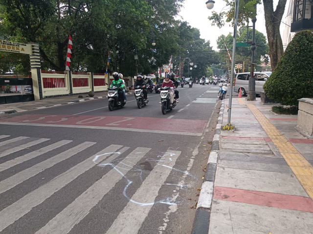 Lokasi kecelakaan yang menewaskan Aiptu Asep Suhara di Jalan Merdeka, Babakan Ciamis, Kota Bandung, Selasa (11/8/2026). Foto: Abisatya/kumparan