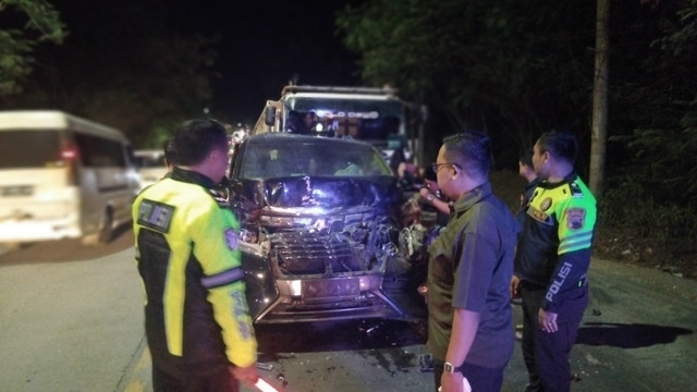 Mobil Toyota Alphard yang ditumpangi pendakwah asal Bojonegoro, KH Anwar Zahid, mengalami kecelakaan di Jalan Raya Padangan-Ngawi, Desa Prangi, Kecamatan Padangan, Kabupaten Bojonegoro. Foto: Dok. Istimewa
