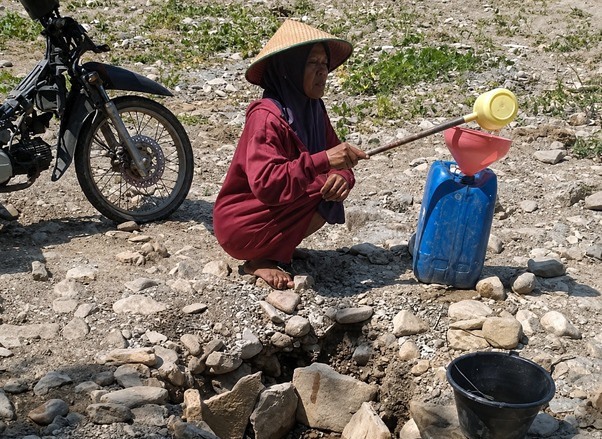 Sungai yang mengalami kekeringan, menjadi sumber mata air. Warga mengeruk dasar-dasar sungai sehingga dapat mata air. Warga Dukuh Joho harus menempuh jarak sekitar 500 meter hingga satu kilo meter. Beberapa diantaranya ada yang menggunakan motor untuk menempuh sumur tersebut, namun ada pula yang tetap memilih berjalan kaki sambil mengais jerigen di tangannya. (10 Agustus 2026)