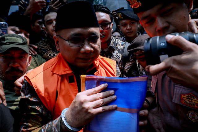 Mantan Menteri Agama Yaqut Cholil Qoumas dikawal petugas berjalan ke luar untuk istirahat saat sidang perdana kasus tindak pidana korupsi di Pengadilan Negeri Tipikor, Jakarta, Selasa (11/8/2026). Foto: Jamal Ramadhan/kumparan