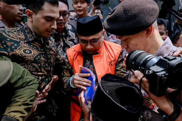 Mantan Menteri Agama Yaqut Cholil Qoumas dikawal petugas berjalan ke luar untuk istirahat saat sidang perdana kasus tindak pidana korupsi di Pengadilan Negeri Tipikor Jakarta, Selasa (11/8/2026). Foto: Jamal Ramadhan/kumparan