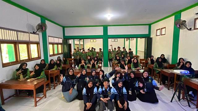 Sosialisasi mahasiswa KKN bersama siswa MTs NU 24 Darul Ulum Patebon