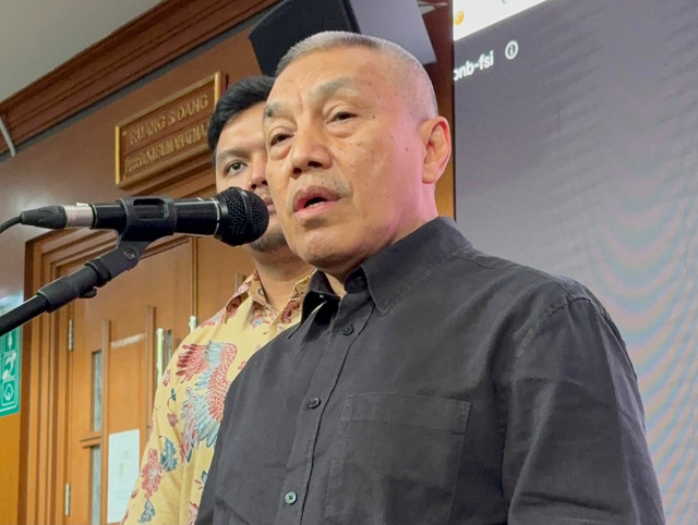 Kuasa hukum mantan Menteri Agama Yaqut Cholil Qoumas, Dodi S. Abdulkadir, dalam jumpa pers pada waktu break sidang perdana di Pengadilan Tipikor Jakarta, Selasa (11/8). Foto: Kevin Daniel/kumparan
