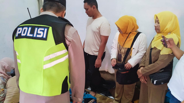 Polisi saat mendatangi posko mahasiswa yang meninggal dunia saat KKN di Desa Sawangan, Kecamatan Doro, Kabupaten Pekalongan, Jawa Tengah, Selasa (11/8/2026). Foto: Dok. Istimewa