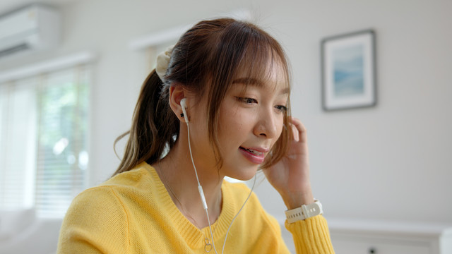Ilustrasi mendengarkan musik. Foto: Chay_Tee/Shutterstock