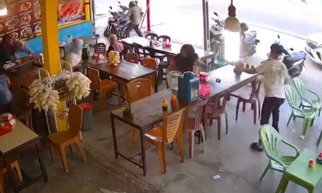 Rekaman CCTV pria diduga ODGJ lempar batu ke balita. Dok: Istimewa