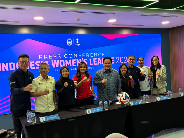 Pemain Indonesia Women's League Hanipa Halimatusyadiah, Risa Afriyani, Baiq Amiatun, dan Zahra Naqiyah bersama Ketum PSSI Erick Thohir, CEO IWL Teddy Tjahjono, dan Exco PSSI Vivin Cahyani dalam konpers Indonesia Women's League 2026, Selasa (11/8). Foto: Aji Nugrahanto/kumparan