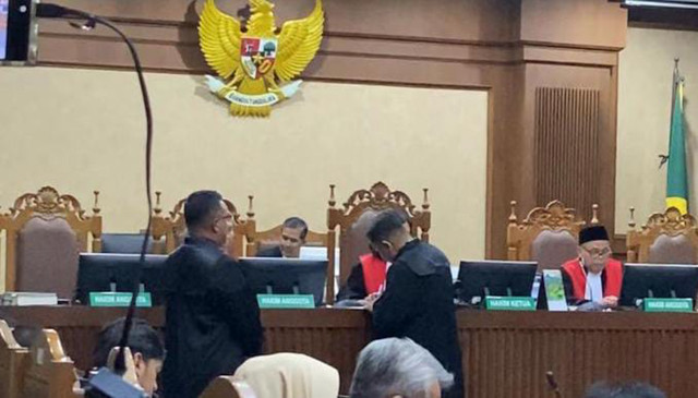 Penandatanganan pakta integritas dalam sidang perdana mantan Menteri Agama Yaqut Cholil Qoumas, Pengadilan Tipikor Jakarta, Selasa (11/8/2026). Foto: Nabilah/kumparan