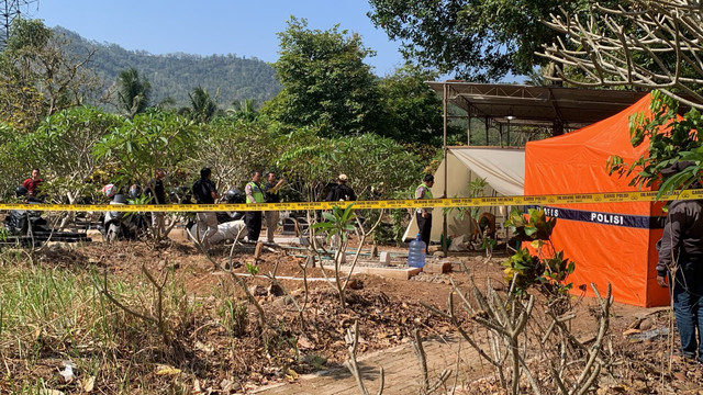 Persiapan ekshumasi pembongkaran mayat Sutrimo yang disebut sebagai orang dekat mantan Jampidsus Kejagung di TPU Desa Wlahar, Kecamatan Wangon, Kabupaten Banyumas, Selasa (11/8/2026). Foto: Dok. Istimewa