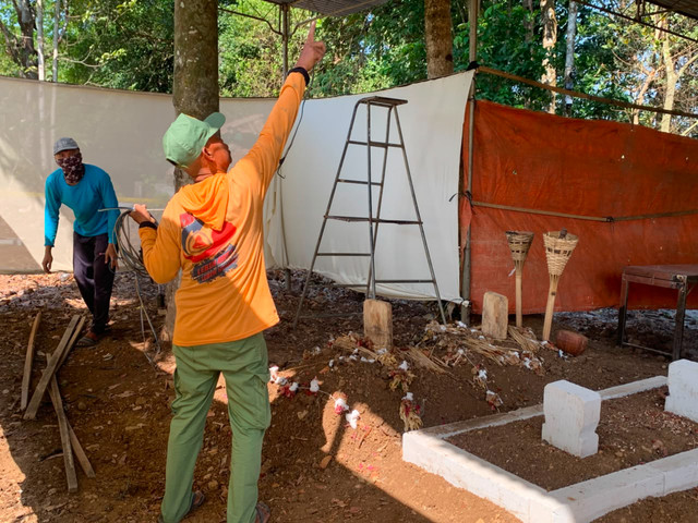 Persiapan ekshumasi pembongkaran mayat Sutrimo yang disebut sebagai orang dekat mantan Jampidsus Kejagung di TPU Desa Wlahar, Kecamatan Wangon, Kabupaten Banyumas, Selasa (11/8/2026). Foto: Dok. Istimewa