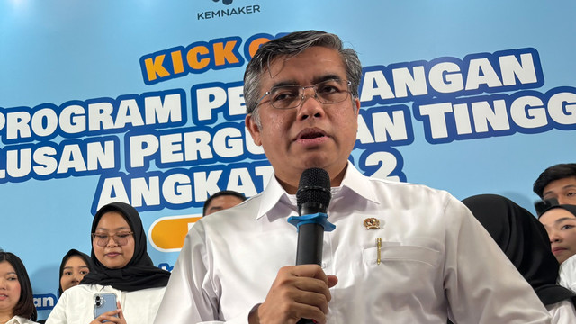 Menteri Ketenagakerjaan Yassierli memberikan keterangan pers program Magang Nasional 2026 Angkatan ke-2 pada Selasa (11/8/2026). Foto: Fariza Rizky Ananda/kumparan