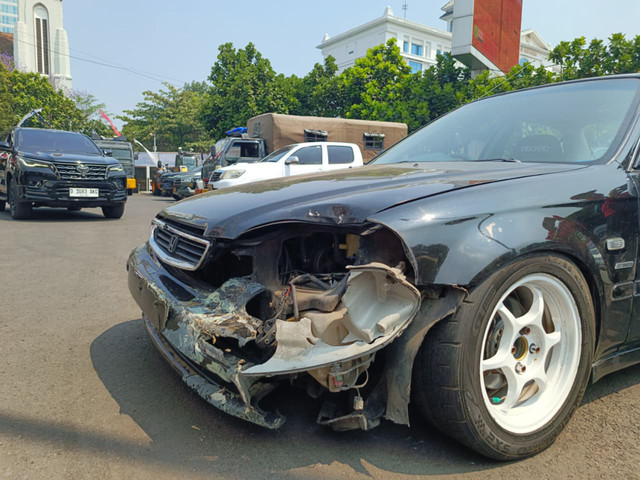 Mobil yang menabrak Aiptu Asep di Jalan Merdeka, Bandung, saat ditampilkan pada konferensi pers di Polrestabes Bandung pada Selasa (11/8/2026). Foto: Abisatya/kumparan