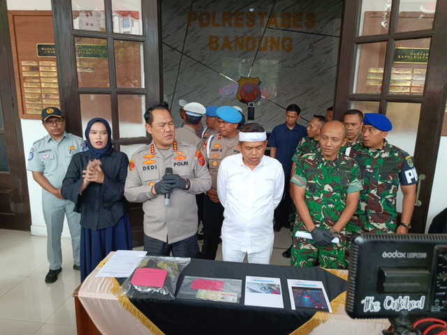 Kapolrestabes Bandung, Kombes Pol Dedi Supriyadi, Gubernur Jawa Barat, Dedi Mulyadi, dan Kapendam III Siliwangi, Kolonel Inf Mahmuddin, pada konferensi pers pengungkapan kasus tabrak lari di Polrestabes Bandung, Selasa (11/8/2026). Foto: Abisatya/kumparan