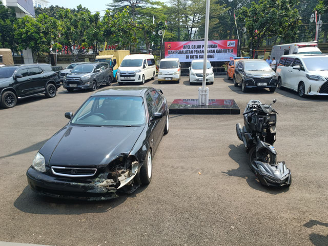 Mobil yang menabrak Aiptu Asep di Jalan Merdeka, Bandung, saat ditampilkan pada konferensi pers di Polrestabes Bandung pada Selasa (11/8/2026). Foto: Abisatya/kumparan