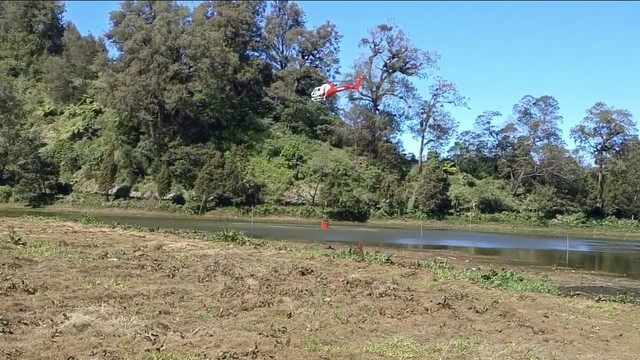 Suasana pengambilan air dari Danau Ranupani menggunakan helikopter untuk operasi water bombing kebakaran di kawasan Gunung Bromo, Selasa (11/8/2026). Foto: Dok. Istimewa
