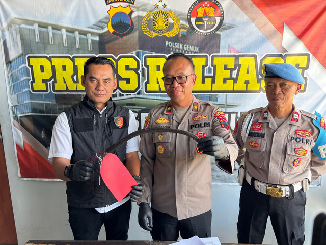 Polisi menunjukan sebilah celurit yang hendak digunakan residivis kasus pembunuhan di Semarang untuk membacok orang pada Selasa (11/8). Foto: Intan Alliva/kumparan