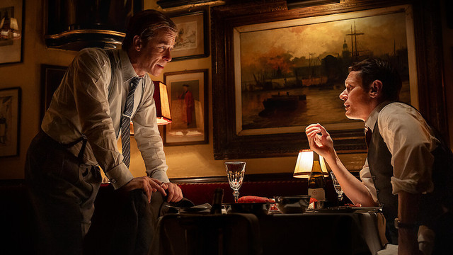 Adegan film Ink yang mengangkat raja media Rupert Murdoch. Foto: Netflix