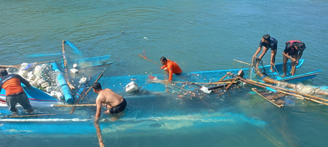 Sejumlah nelayan berusaha evakuasi perahu yang rusak akibat diterjang ombak gelombang tinggi di pantai selatan, Gunungkidul, Selasa (11/8/2026). Foto: Dok. Satlinmas Rescue