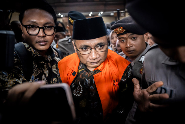 Terdakwa kasus dugaan korupsi kuota haji Yaqut Cholil Qoumas berjalan keluar usai sidang pembacaan dakwaan di Pengadilan Tipikor, Jakarta, Selasa (11/8/2026). Foto: Bayu Pratama S/ANTARA FOTO