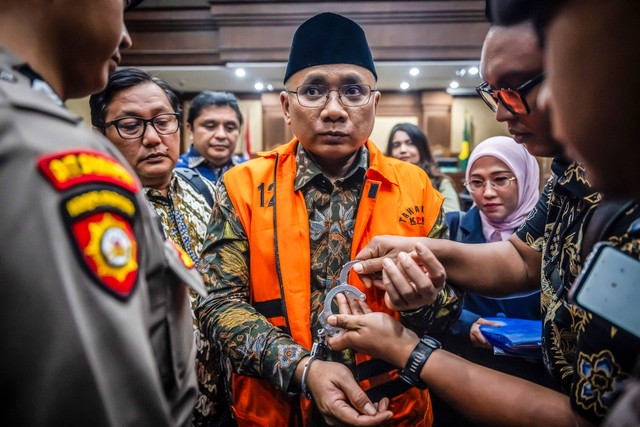 Terdakwa kasus dugaan korupsi kuota haji Yaqut Cholil Qoumas (tengah) mengenakan borgol usai sidang pembacaan dakwaan di Pengadilan Tipikor, Jakarta, Selasa (11/8/2026). Foto: Bayu Pratama S/ANTARA FOTO